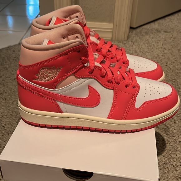 NWT Women’s Air Jordan Mid - Picture 3 of 7